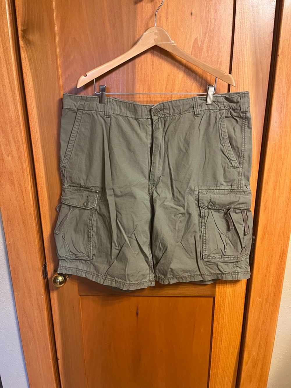Men's Olive Cargo Shorts with Multiple Pockets